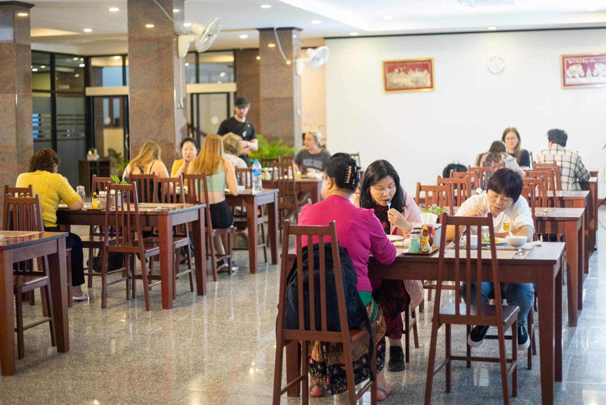 Sisombat Plaza Hotel Vangviang Kültér fotó
