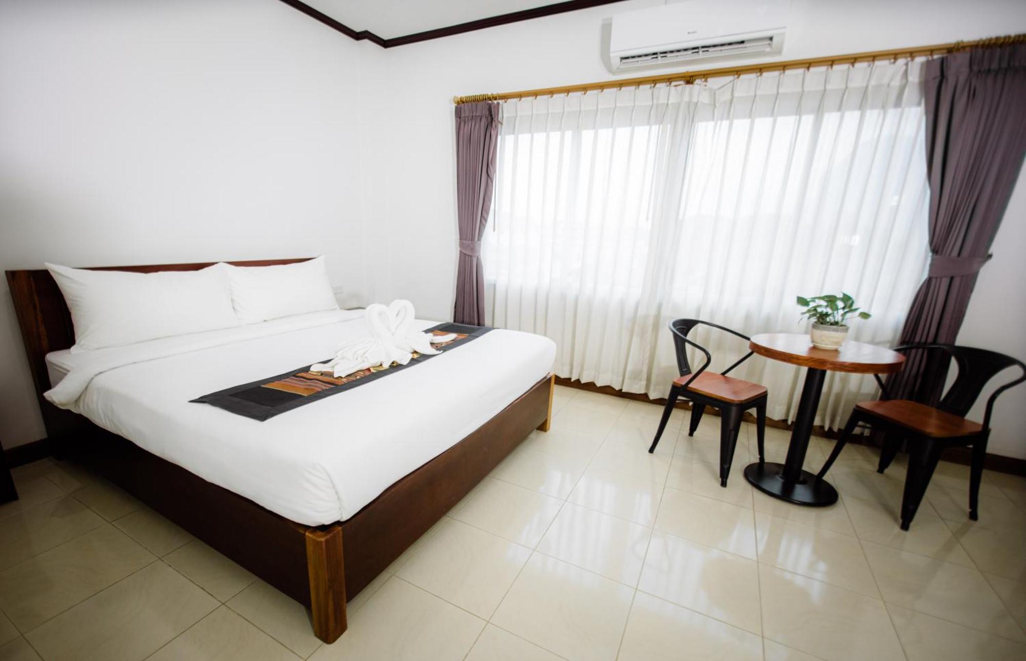 Sisombat Plaza Hotel Vangviang Kültér fotó